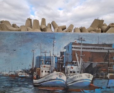 Barwny mural we Władysławowie to wyjątkowy przykład sztuki ulicznej nad morzem, kt&oacute;ry czyni Władysławowo jeszcze bardziej atrakcyjnym dla turyst&oacute;w.