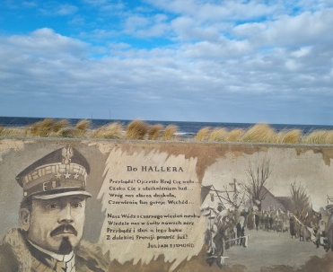 Portret generała J&oacute;zefa Hallera &ndash; bohatera Zaślubin Polski z Morzem na muralu we Władysławowie.